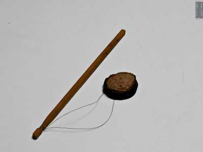 Il Ci�le invece rientra nei giocattoli sonori. Apparentemente elementare, � fatto con un bastoncino di legno, due fili e una noce. Il suo nome deriva dal termine dialettale utilizzato per indicare il corvo, uccello che sosta spesso sulla parte superiore del campanile di Casamassima, citt� natale dell�oggetto